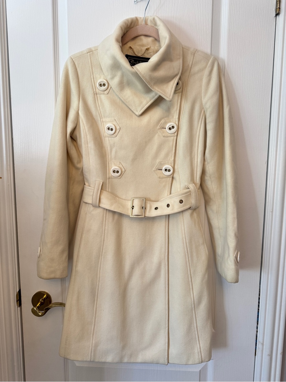 GUESS. Classic Double-Breasted Women's Trench Coat - Cream